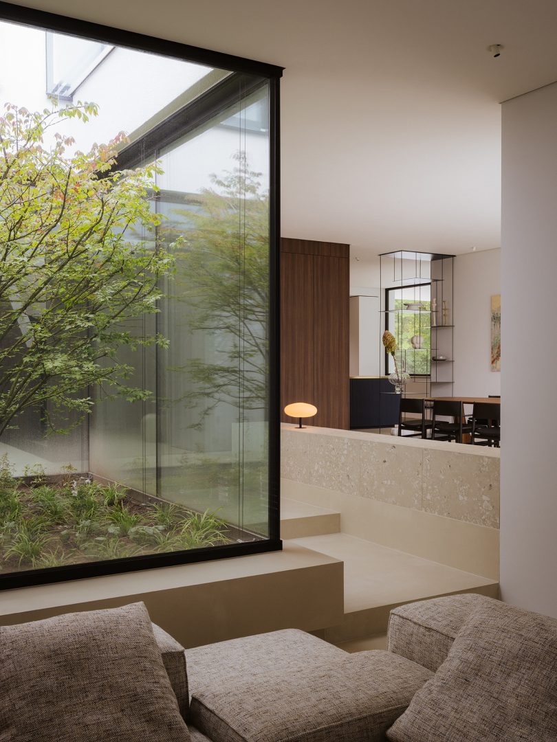 Philipp Architekten 设计的极简主义别墅 Ayoughi House