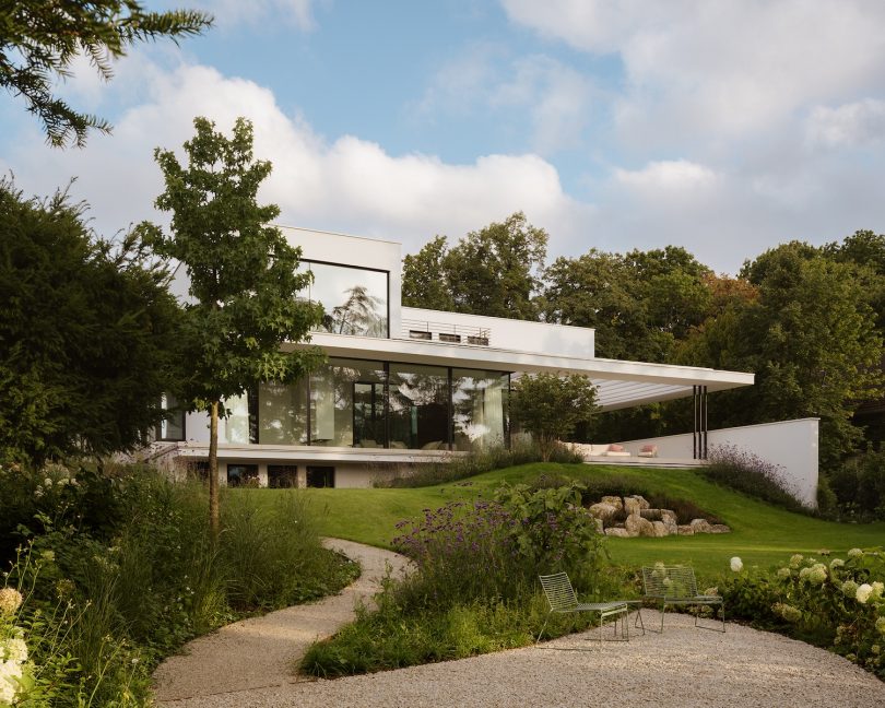 Philipp Architekten 设计的极简主义别墅 Ayoughi House