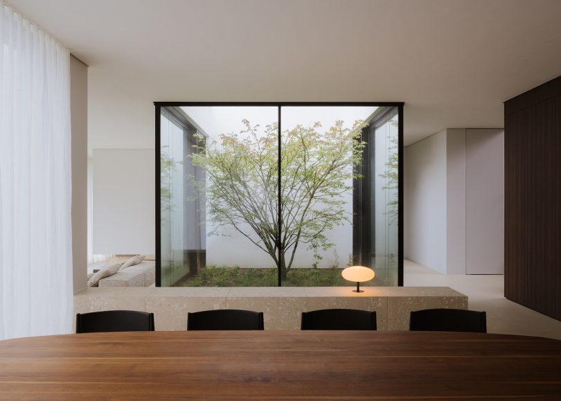 Philipp Architekten 设计的极简主义别墅 Ayoughi House