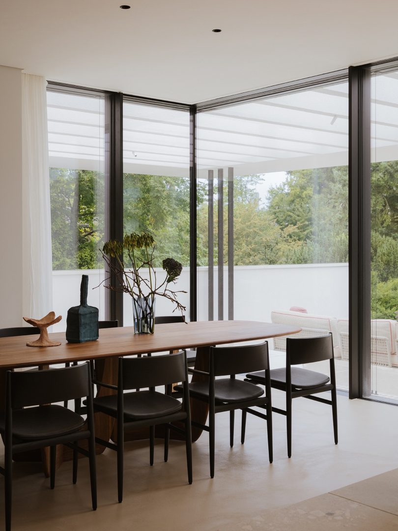 Philipp Architekten 设计的极简主义别墅 Ayoughi House