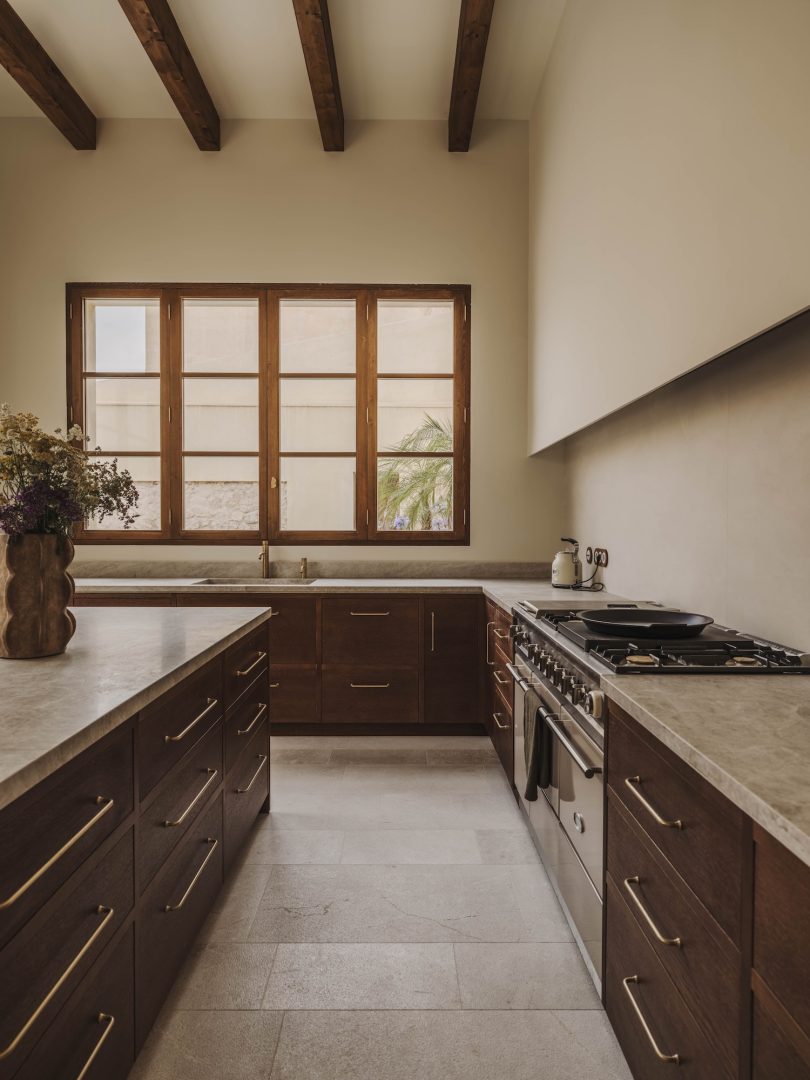 由 NØRA Studio 设计的极简主义住宅 Born 10