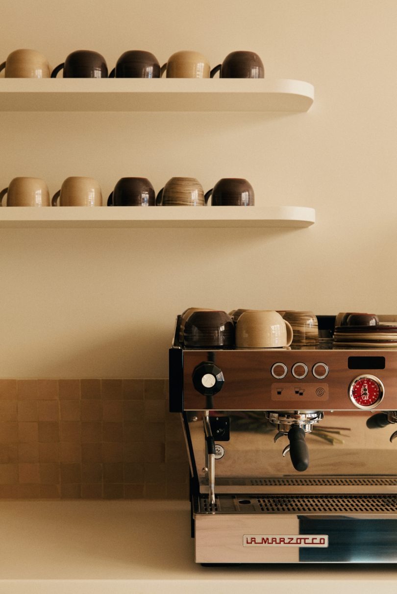 Studio Ines Deschodt设计的极简咖啡馆Spiced Coffee Shop