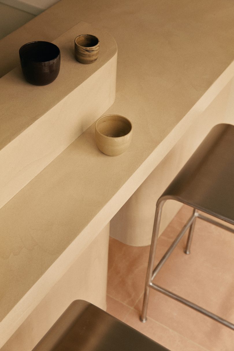 Studio Ines Deschodt设计的极简咖啡馆Spiced Coffee Shop