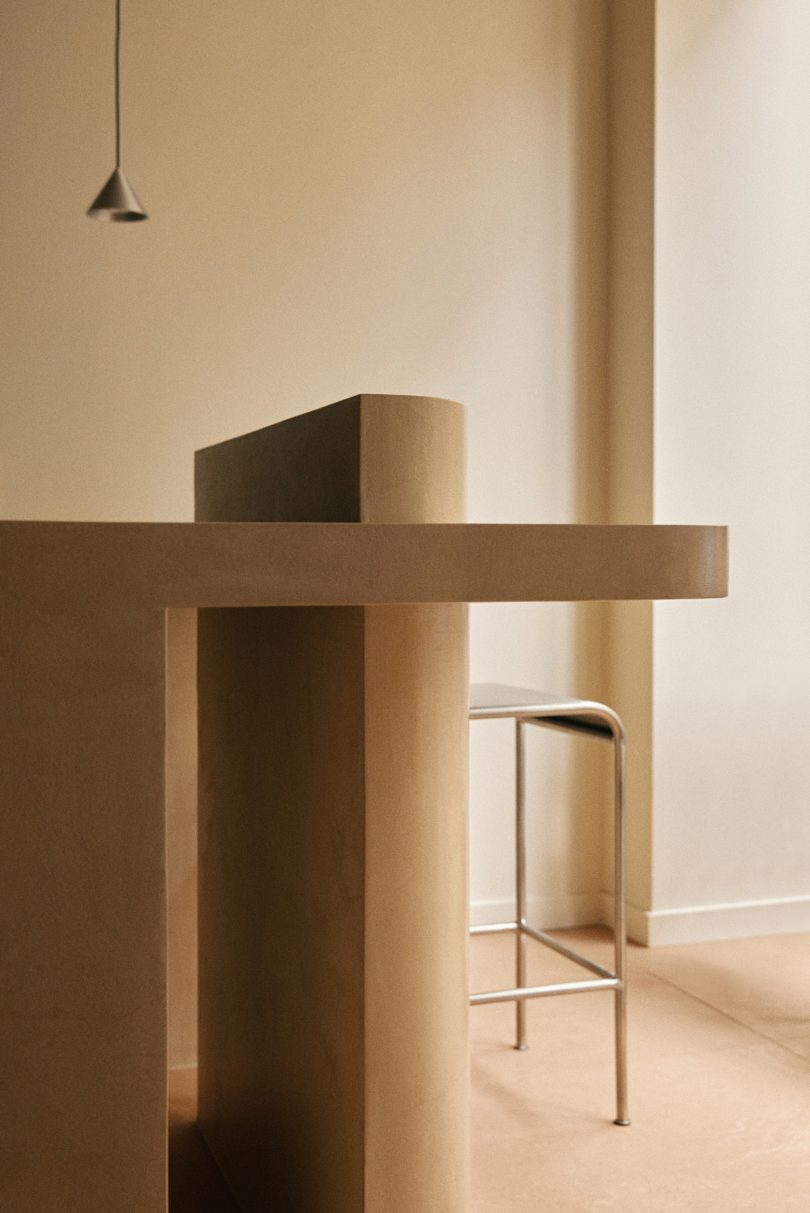 Studio Ines Deschodt设计的极简咖啡馆Spiced Coffee Shop