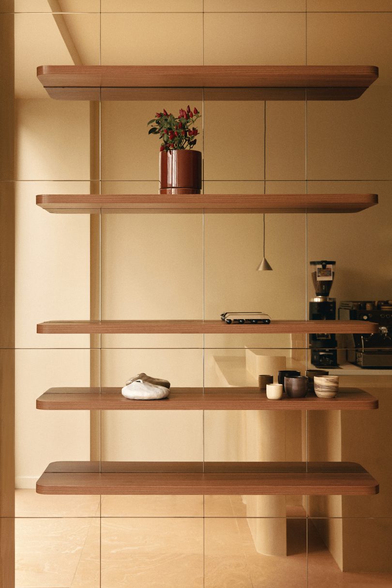 Studio Ines Deschodt设计的极简咖啡馆Spiced Coffee Shop