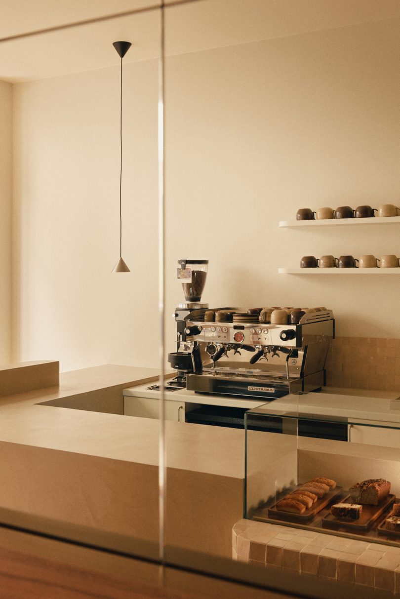 Studio Ines Deschodt设计的极简咖啡馆Spiced Coffee Shop