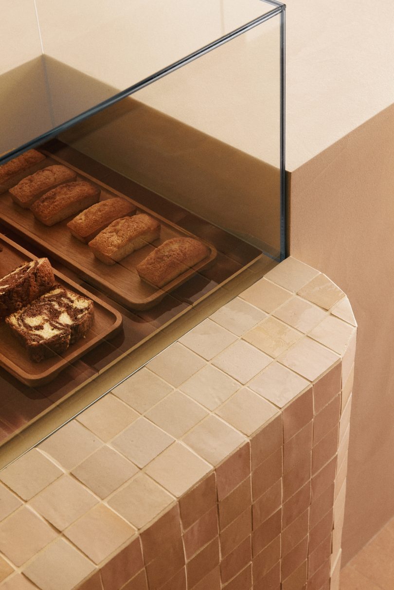 Studio Ines Deschodt设计的极简咖啡馆Spiced Coffee Shop