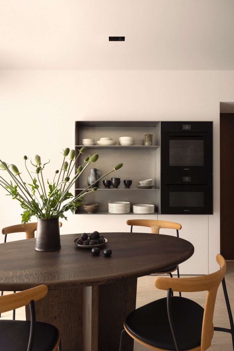 Stef Claes设计的极简住宅Sixties Sea Side Transformation