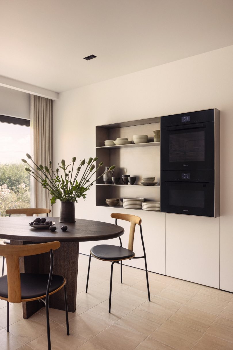 Stef Claes设计的极简住宅Sixties Sea Side Transformation