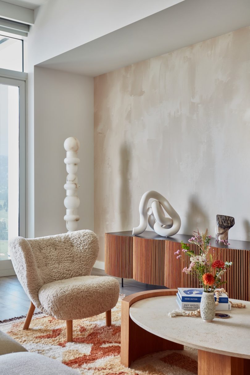 The Scale Collective 为比佛利山顶层公寓带来触感温暖