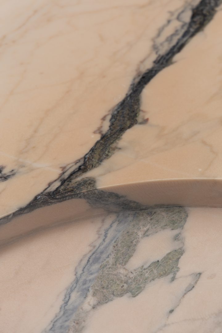 EWE Studio 设计的极简主义咖啡桌 Altar Coffee Table