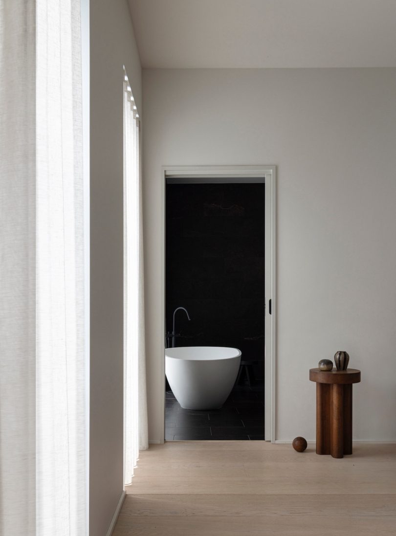 Norm Architects 设计的极简主义住宅 Lakeshore Barn House