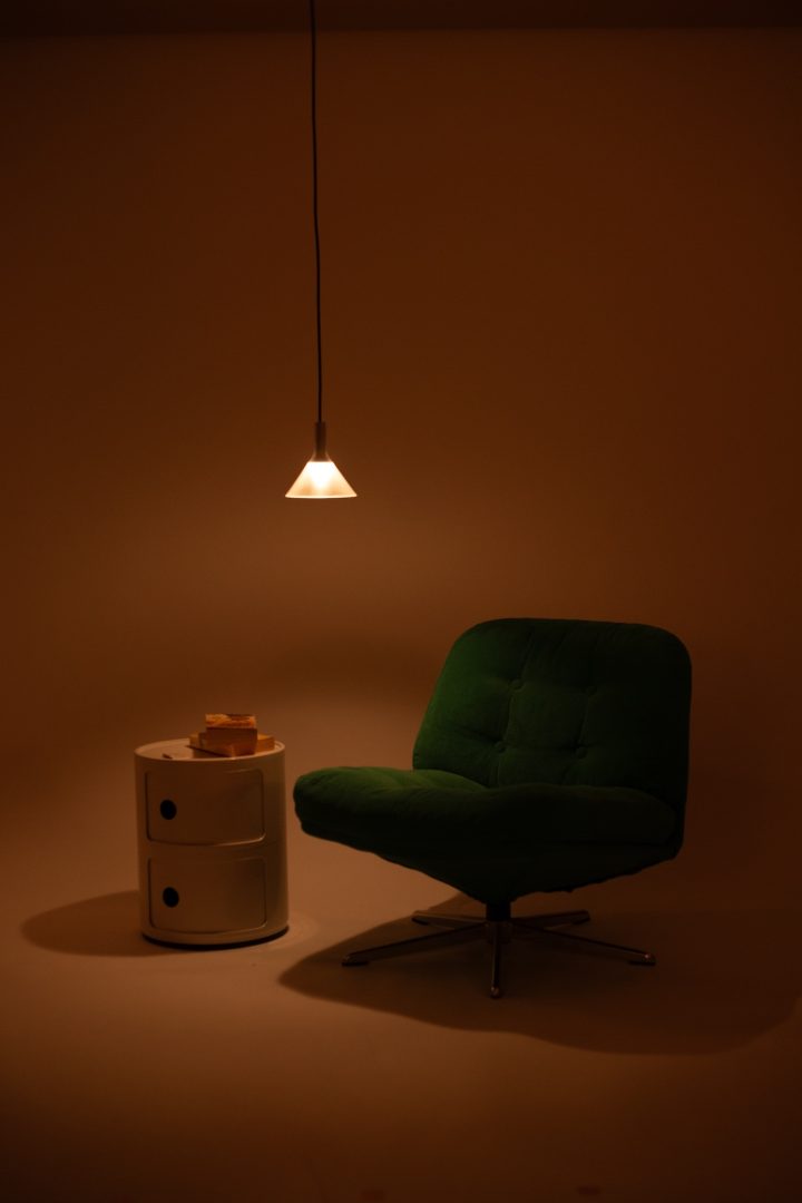 Andrew King Studio 设计的极简吊灯 Veil Pendant