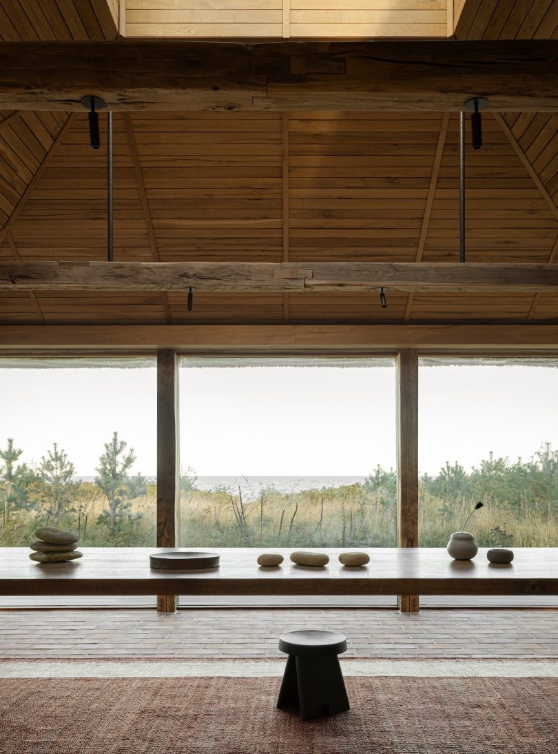 Norm Architects设计的极简主义工作室Shoreline Studio