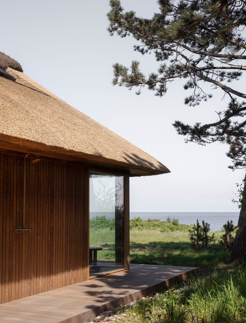 Norm Architects设计的极简主义工作室Shoreline Studio