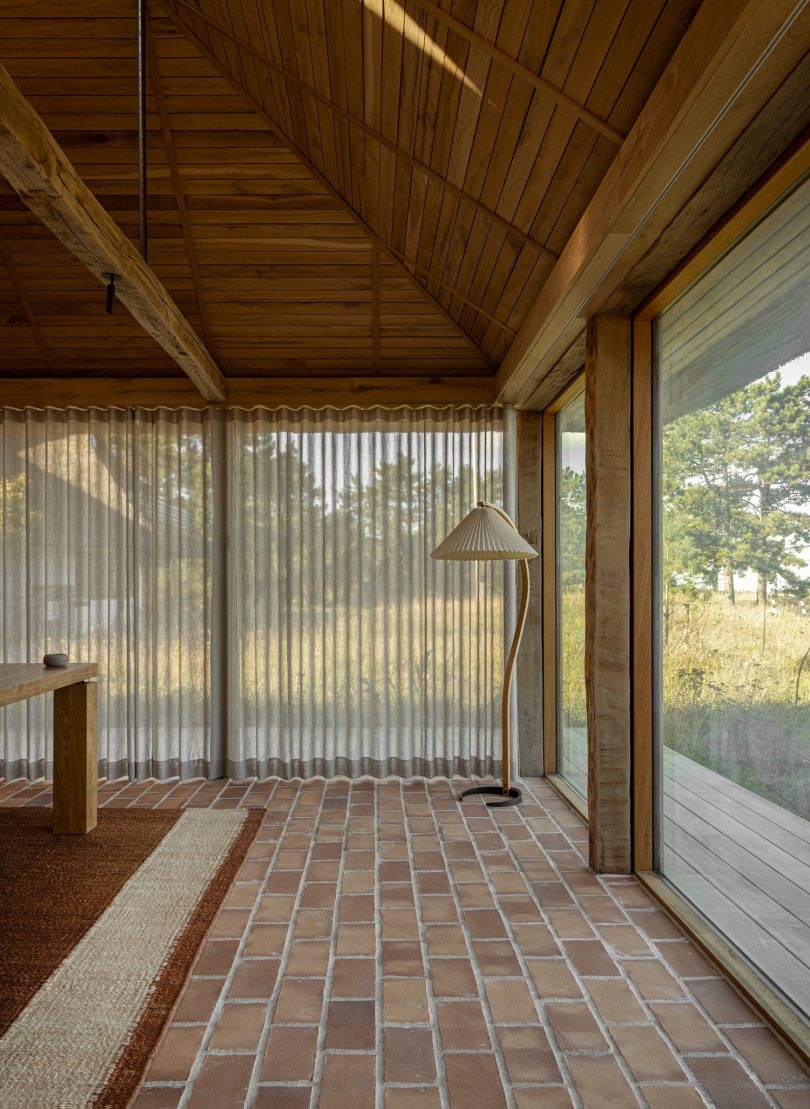 Norm Architects设计的极简主义工作室Shoreline Studio