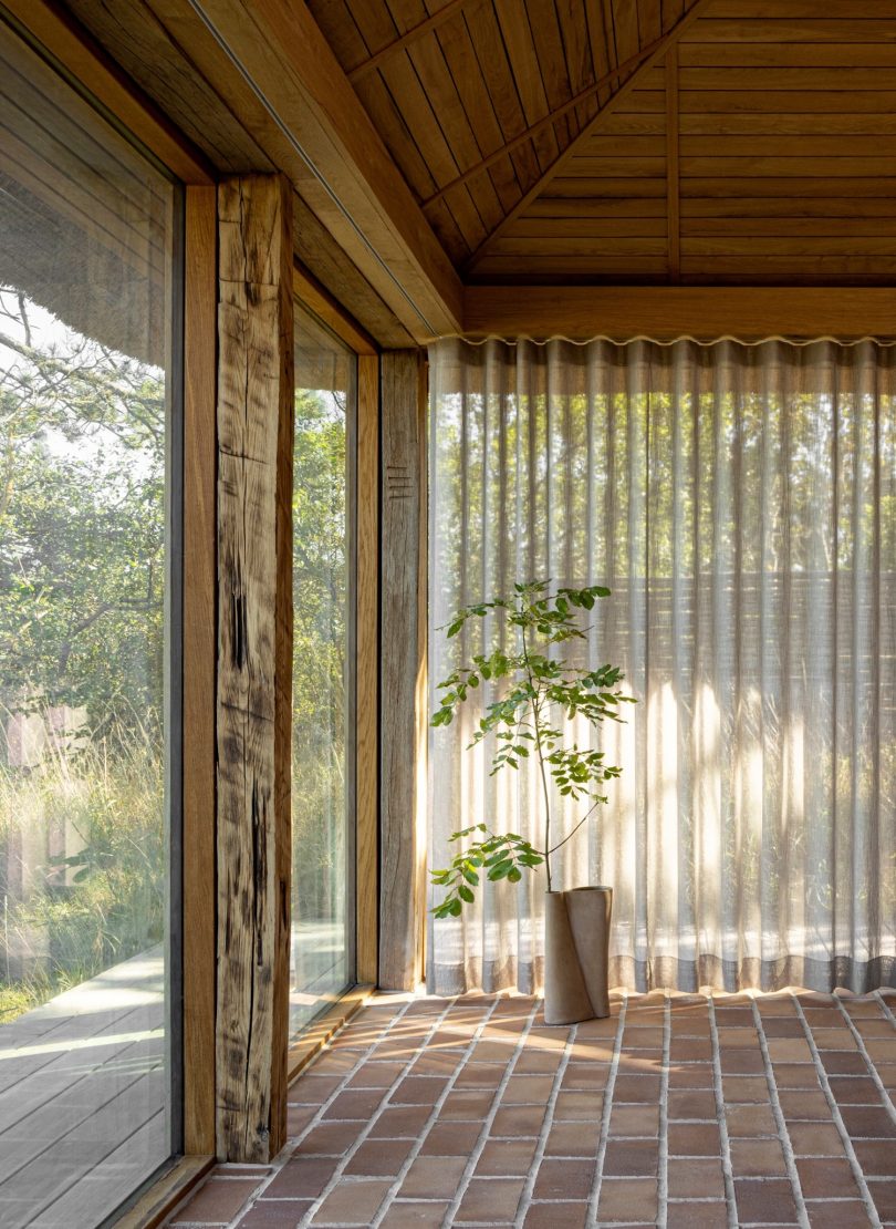Norm Architects设计的极简主义工作室Shoreline Studio