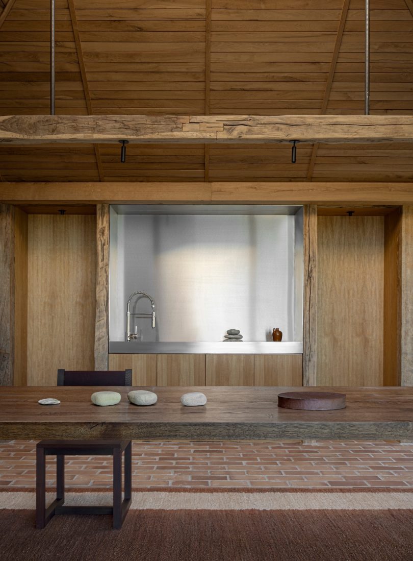 Norm Architects设计的极简主义工作室Shoreline Studio