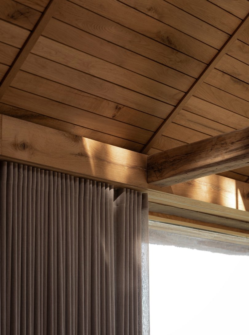 Norm Architects设计的极简主义工作室Shoreline Studio