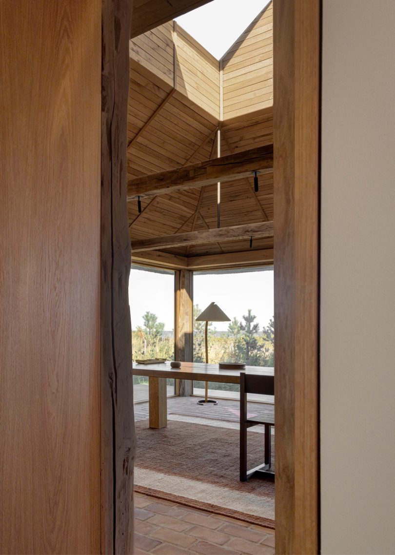 Norm Architects设计的极简主义工作室Shoreline Studio