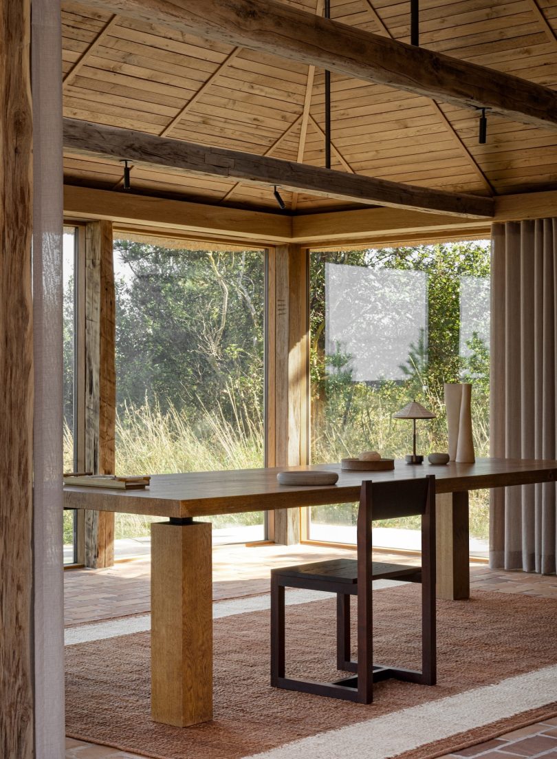 Norm Architects设计的极简主义工作室Shoreline Studio
