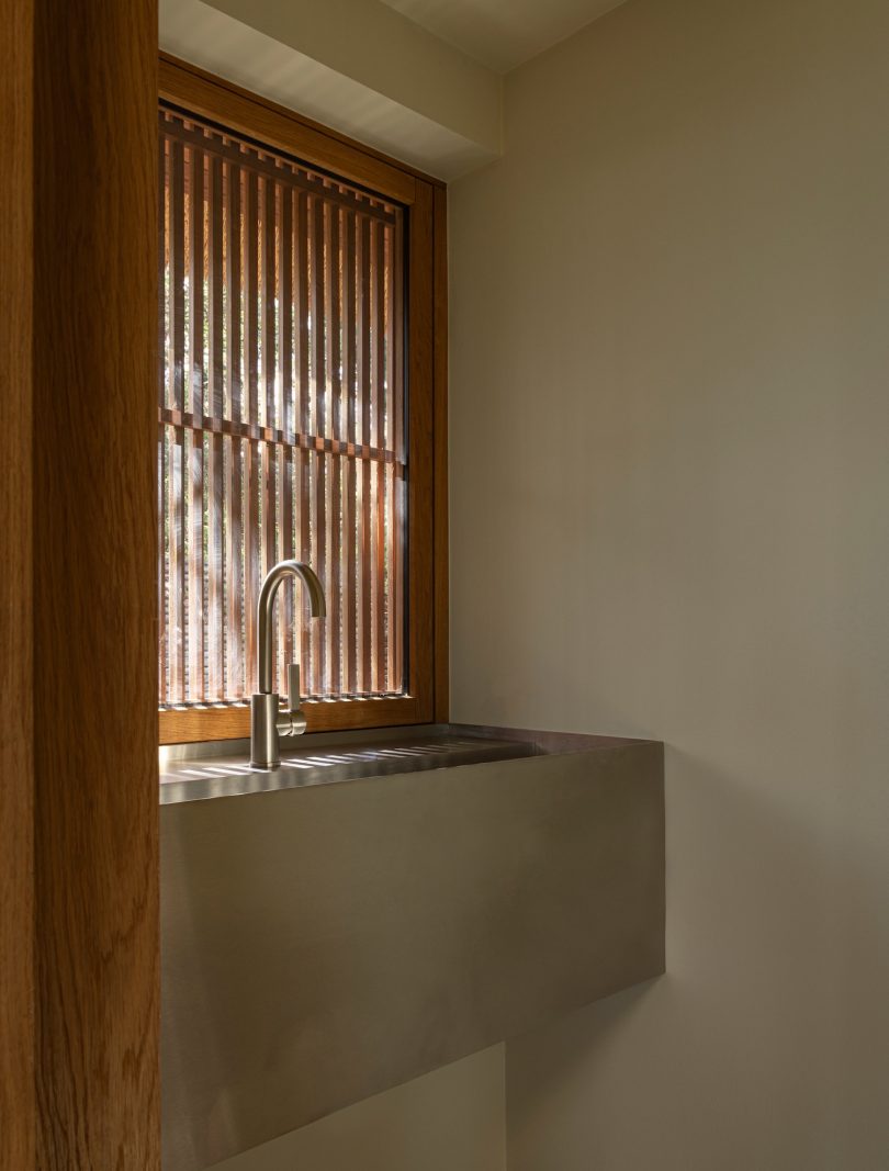 Norm Architects设计的极简主义工作室Shoreline Studio