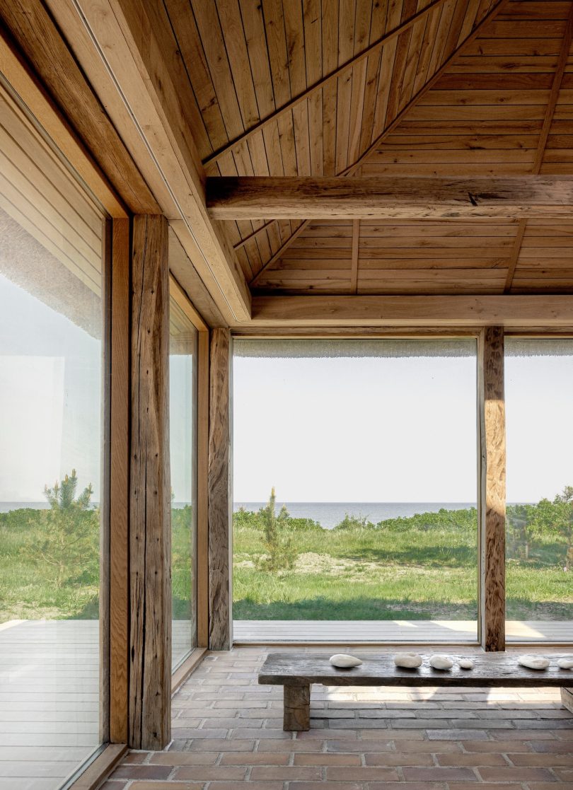 Norm Architects设计的极简主义工作室Shoreline Studio