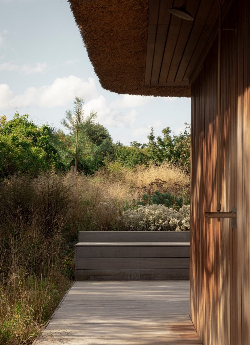 Norm Architects设计的极简主义工作室Shoreline Studio