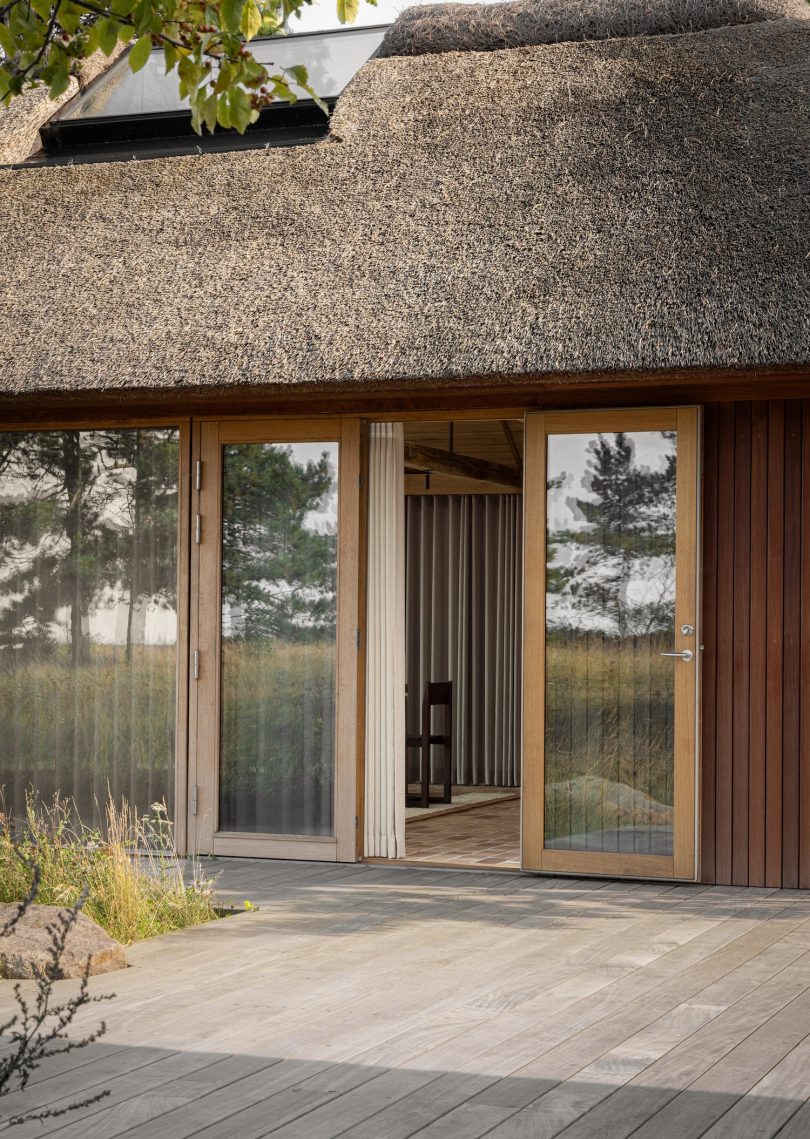 Norm Architects设计的极简主义工作室Shoreline Studio