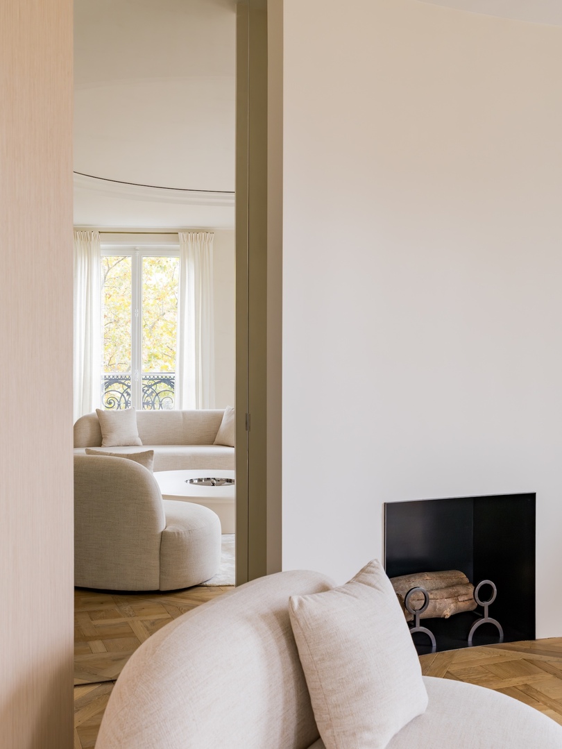 Hugues de Blignières 设计的极简主义公寓 Lena Apartment
