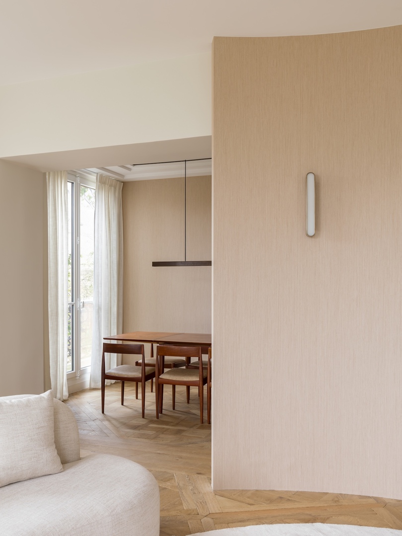Hugues de Blignières 设计的极简主义公寓 Lena Apartment