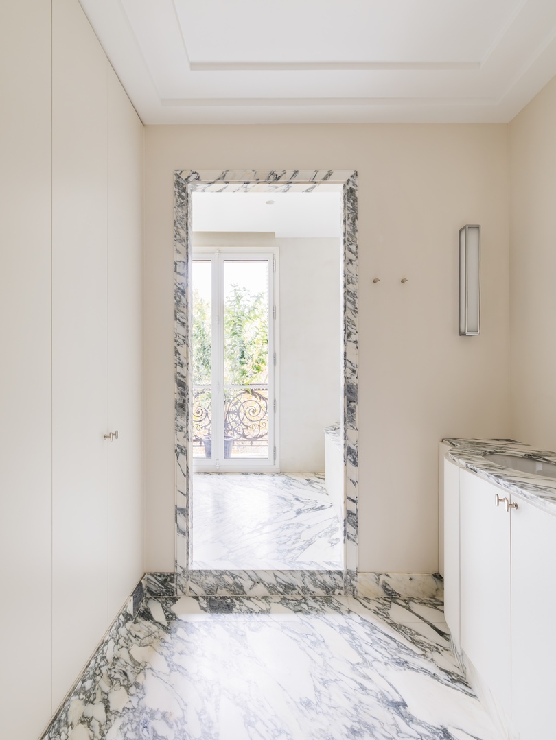 Hugues de Blignières 设计的极简主义公寓 Lena Apartment