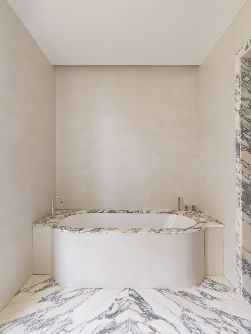 Hugues de Blignières 设计的极简主义公寓 Lena Apartment