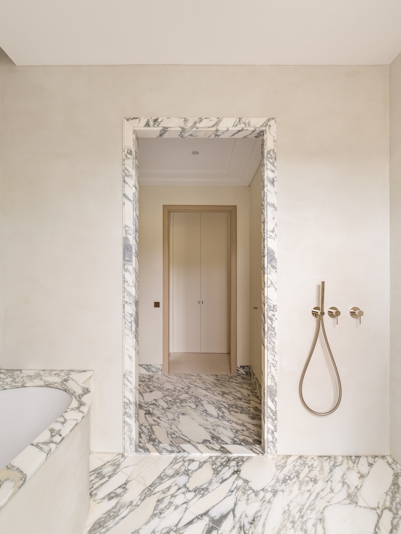Hugues de Blignières 设计的极简主义公寓 Lena Apartment