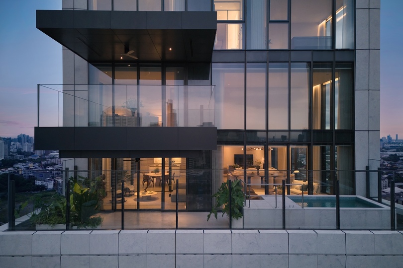Thomas Juul-Hansen 设计的极简顶层公寓 SCOPE Thonglor