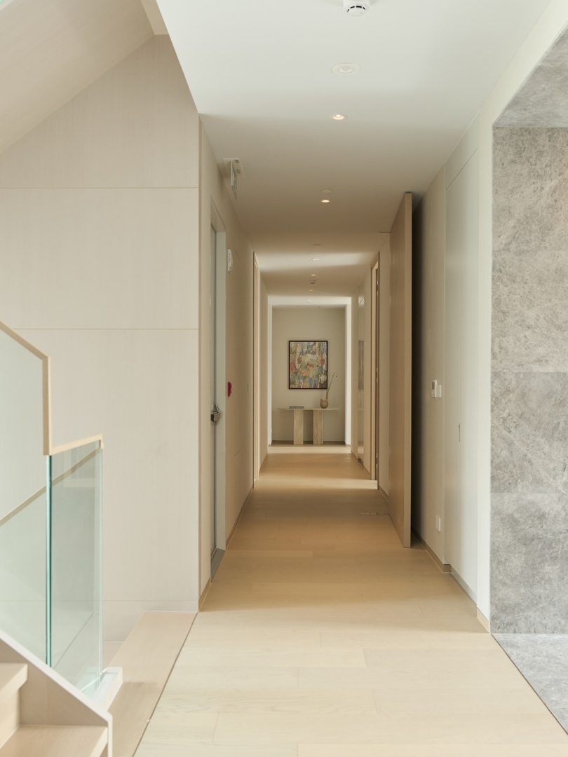 Thomas Juul-Hansen 设计的极简顶层公寓 SCOPE Thonglor