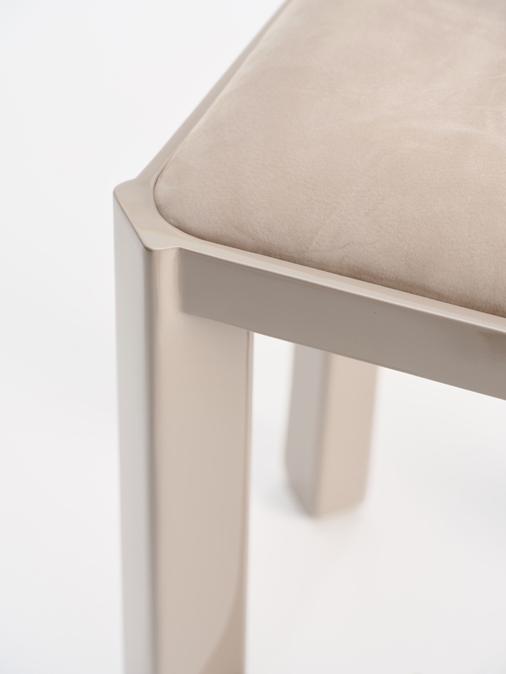 由 NOVSEP 设计的极简主义座椅 Ruby Chair