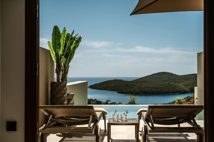 Vondom 在 Sivota Sun Side Serenity 打造户外生活体验