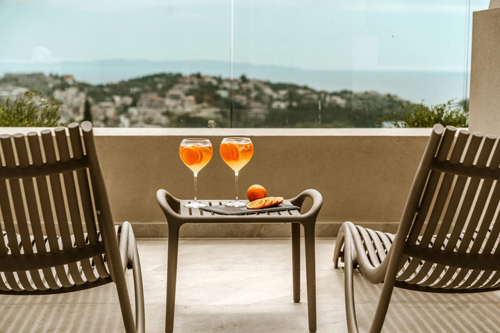 Vondom 在 Sivota Sun Side Serenity 打造户外生活体验