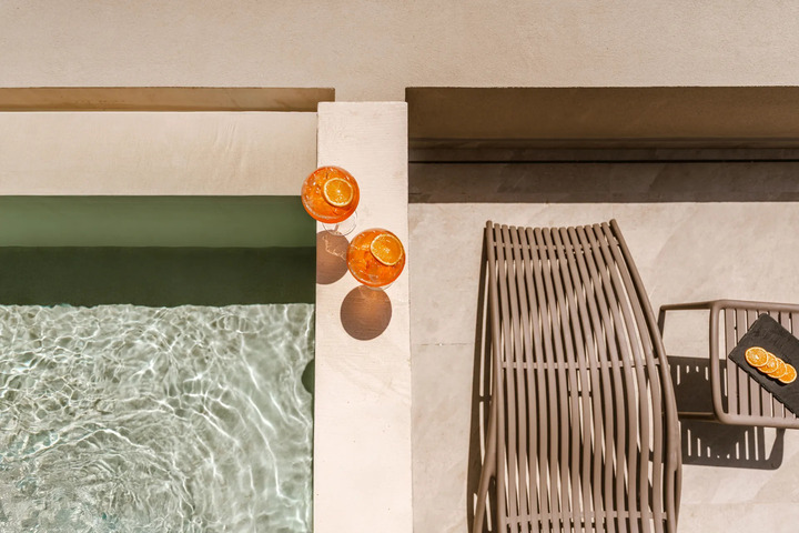 Vondom 在 Sivota Sun Side Serenity 打造户外生活体验