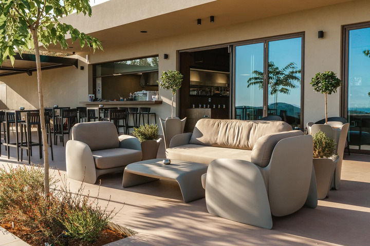 Vondom 在 Sivota Sun Side Serenity 打造户外生活体验