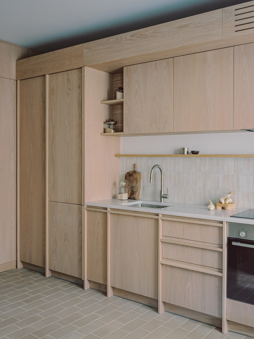 46㎡极简住宅：Kolonaki Micro公寓用一体化木作释放空间