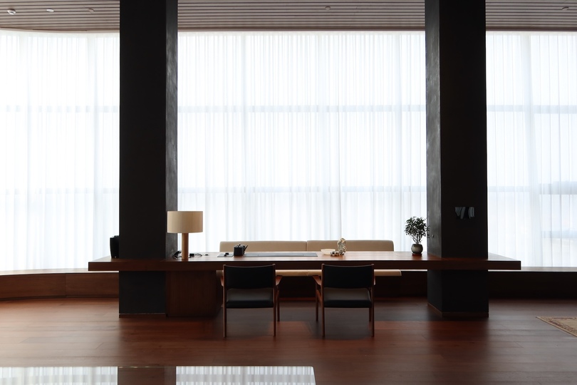 由 Studio Per 设计的极简办公空间 Skyline Workscape