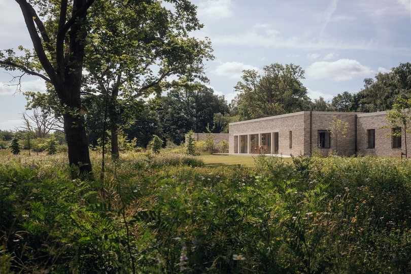 McLean Quinlan 设计的极简主义住宅 Virginia Water