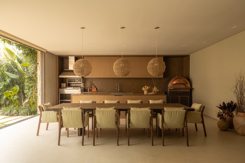 JCB House|SUITE以双庭院与自然材质重塑巴西现代居住空间