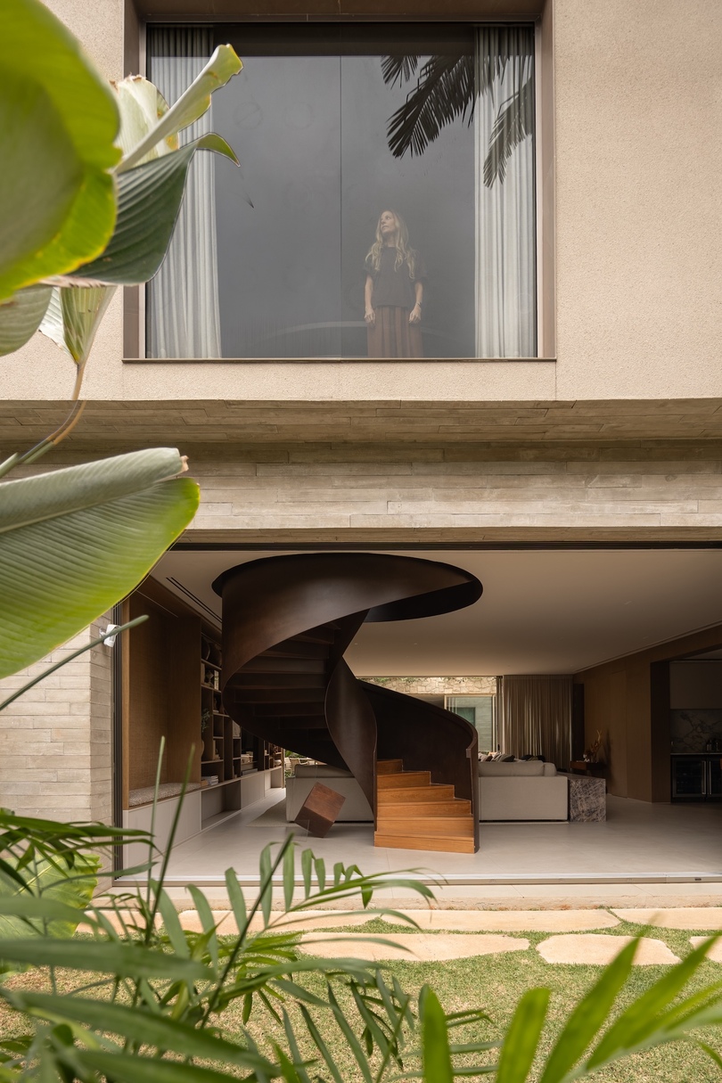 JCB House|SUITE以双庭院与自然材质重塑巴西现代居住空间