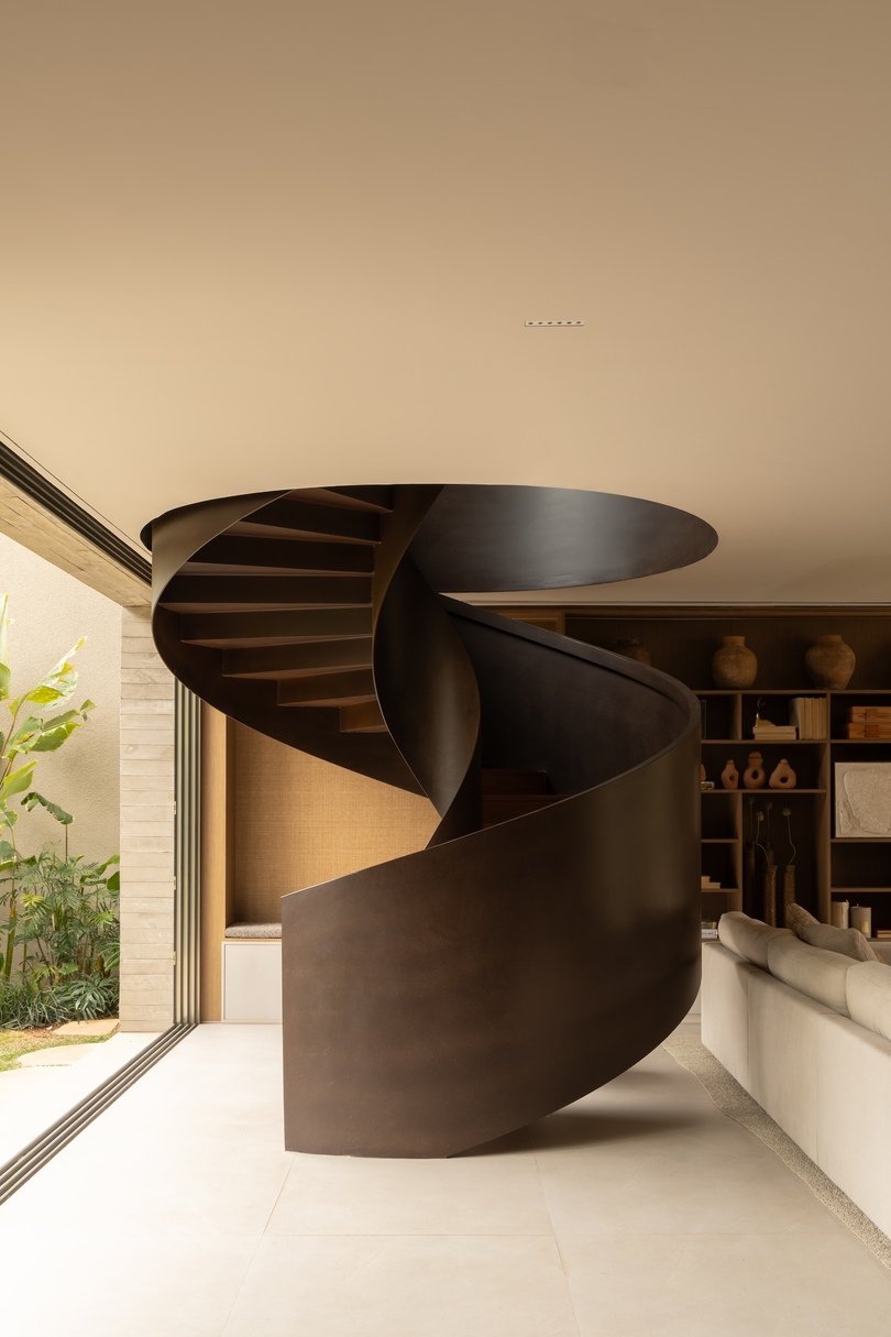 JCB House|SUITE以双庭院与自然材质重塑巴西现代居住空间