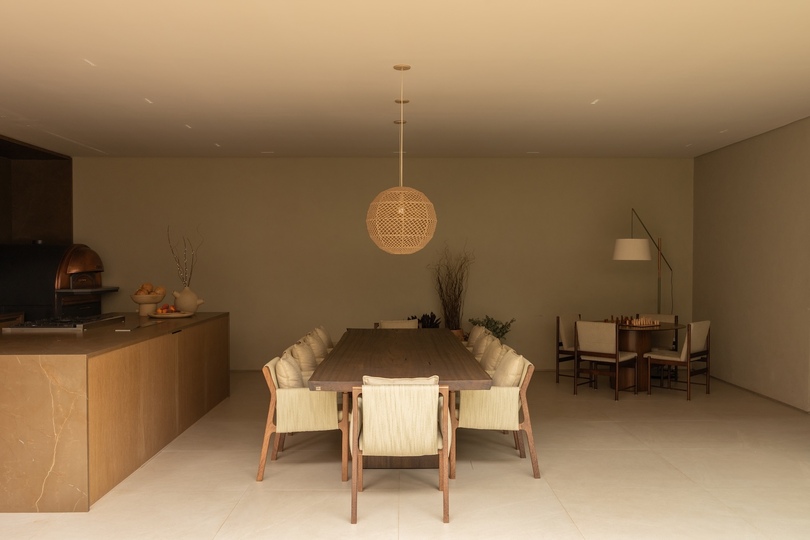 JCB House|SUITE以双庭院与自然材质重塑巴西现代居住空间