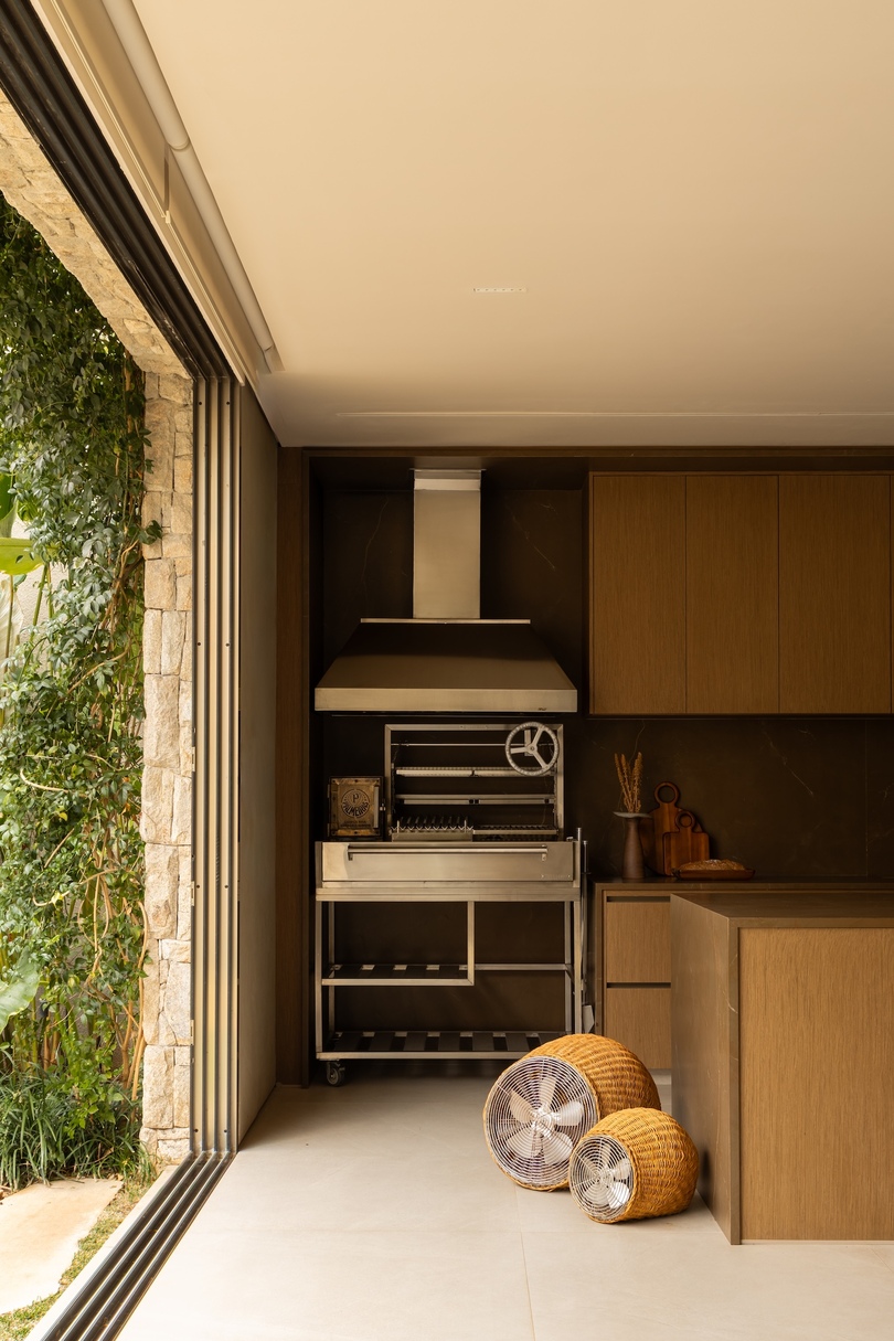 JCB House|SUITE以双庭院与自然材质重塑巴西现代居住空间