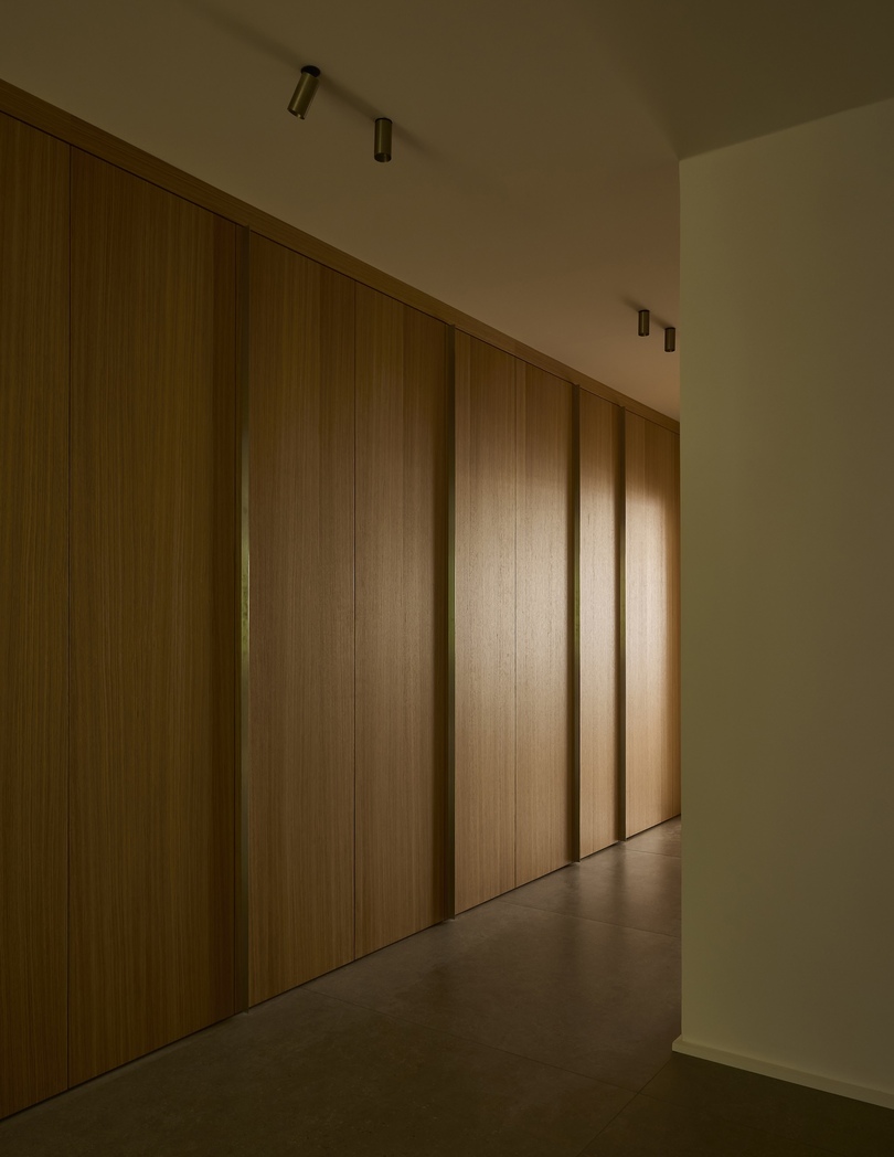 Nidus设计|Apartment 1956以橡木与不锈钢重塑经典公寓